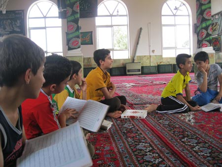 کلاس آموزش قرآن در روستای میرمحله شهرستان شفت 