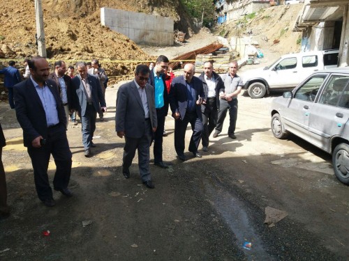 بازدید مهندس بابايى معاون بازسازى مسکن روستايى و دکتر محمودى فرماندارشفت از رانش کوه در امامزاده ابراهیم