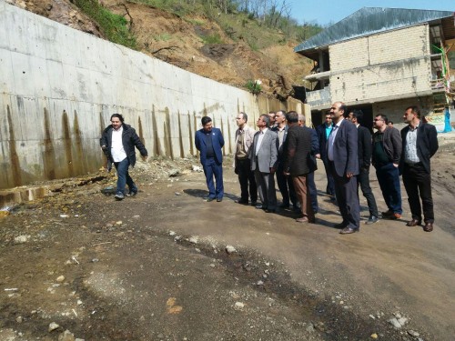 بازدید مهندس بابايى معاون بازسازى مسکن روستايى و دکتر محمودى فرماندارشفت از رانش کوه در امامزاده ابراهیم