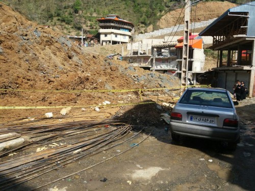 بازدید مهندس بابايى معاون بازسازى مسکن روستايى و دکتر محمودى فرماندارشفت از رانش کوه در امامزاده ابراهیم