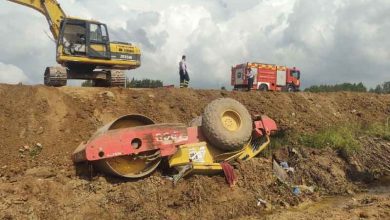 سقوط غلتک راه سازی